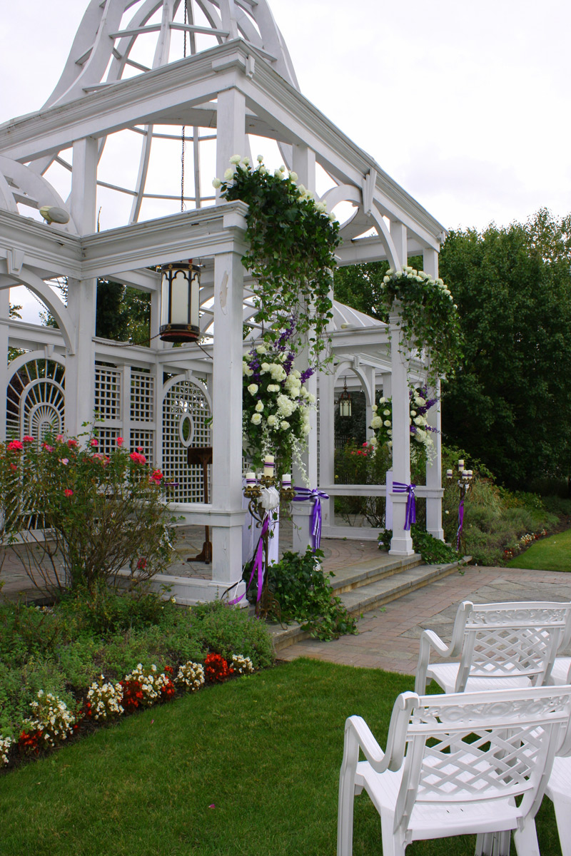 arched garden shade pergola on Pergola Birchwood Manor
